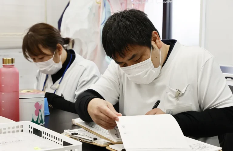 書類に目を通す医療スタッフ