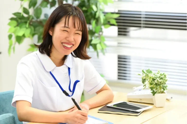 オフィスでメモをとっている笑顔の医療従事者　