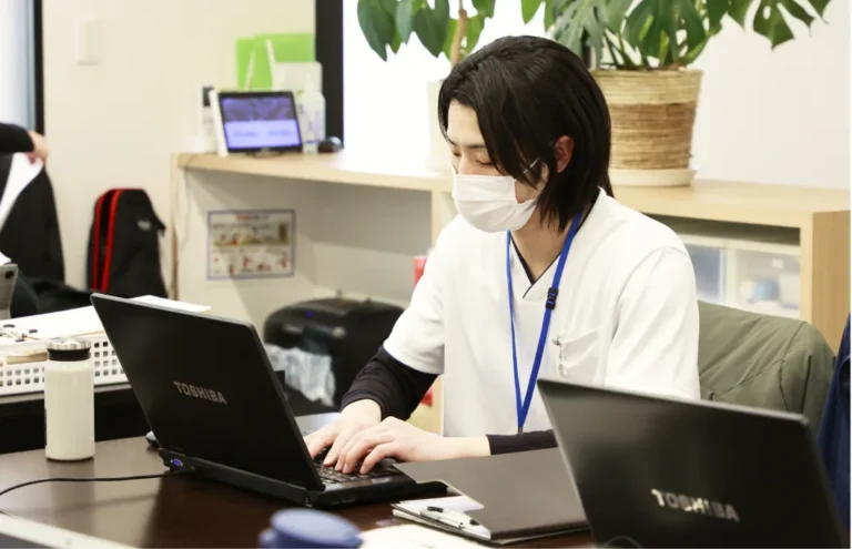 PCを操作する医療職の男性