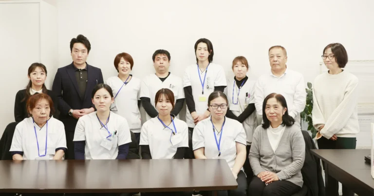 医療スタッフと職員の集合写真