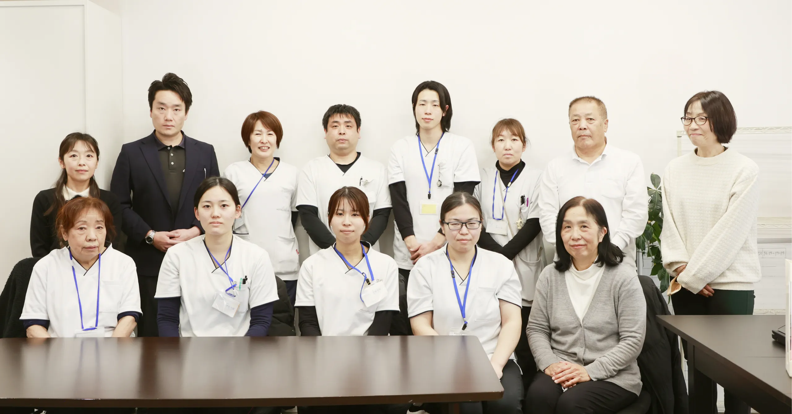 医療スタッフと職員の集合写真